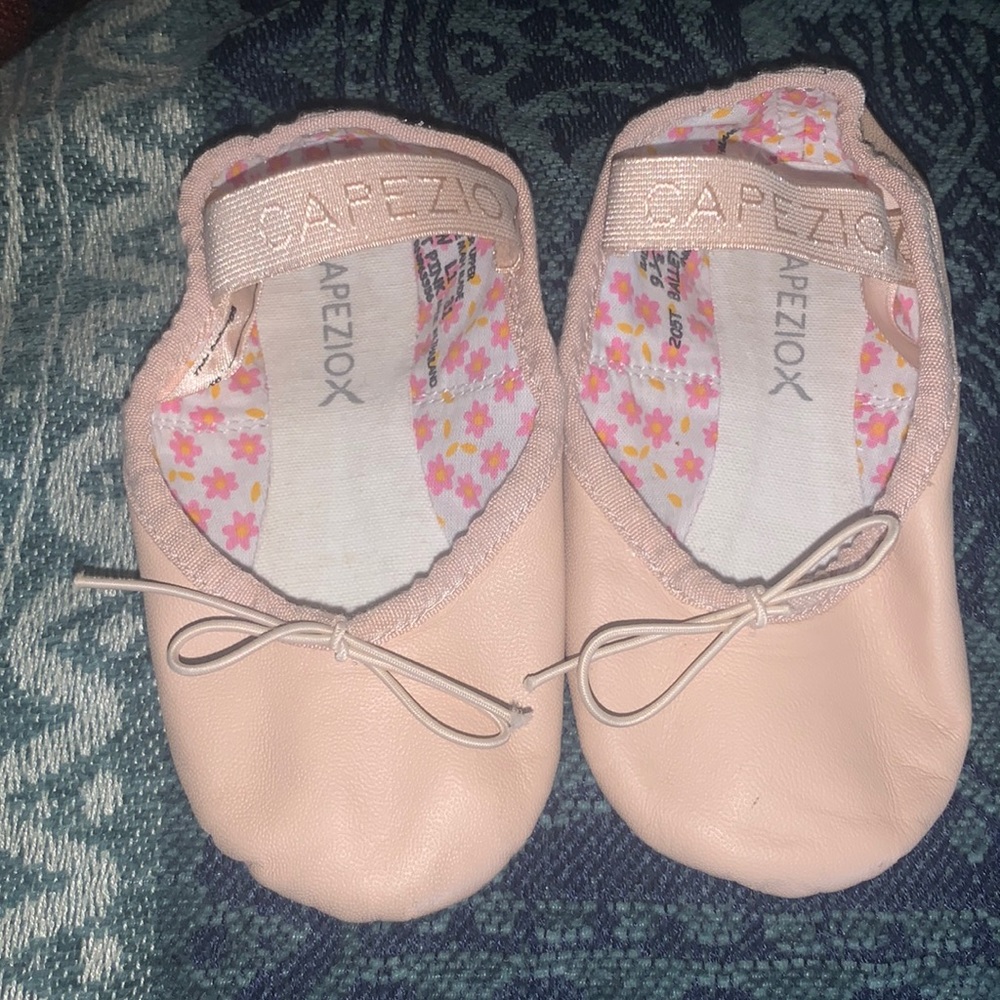 Toddler girls ballet shoes size 9.5